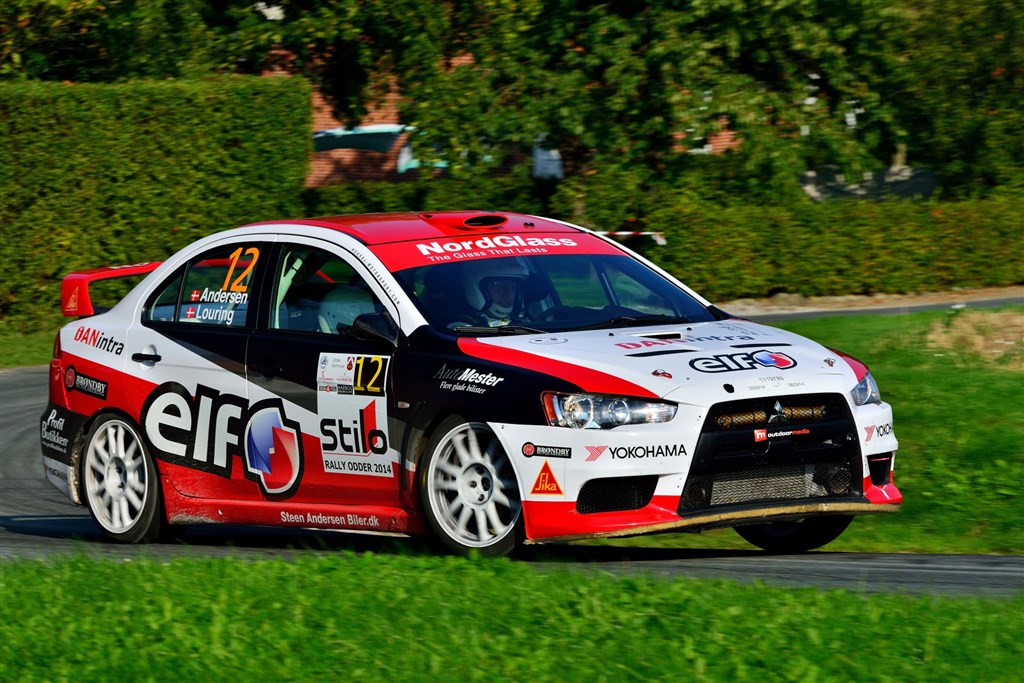 Efter første etape blev undervognen justeret om, og så styrede Steen Andersens Mitsubishi bare perfekt gennem de mange kurver på landevejene ved Odder
(Foto: Michael Eisenberg)